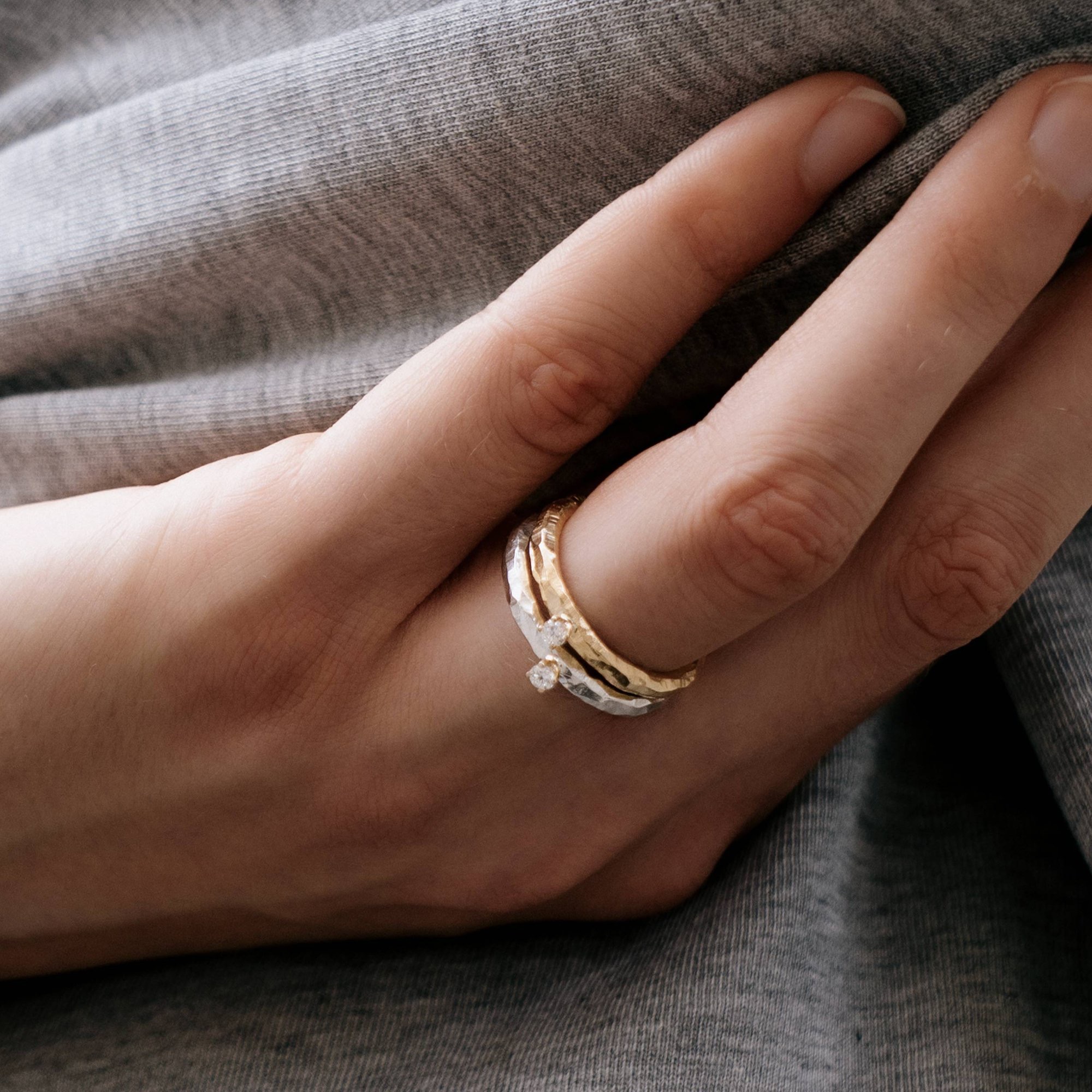 Ringo solitaire - ring in 18k yellow gold with 0,06ct diamond, 3,0 mm.